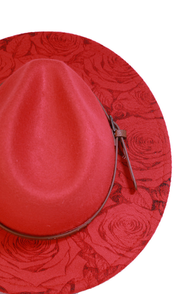 Country-style red hat with rose engraving