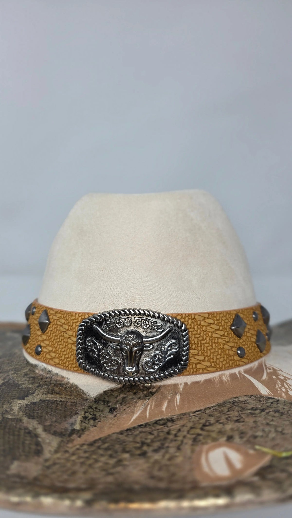 Customised cattleman hat with a skull and snake design and a muted suede-style underbrim (photo 4)
