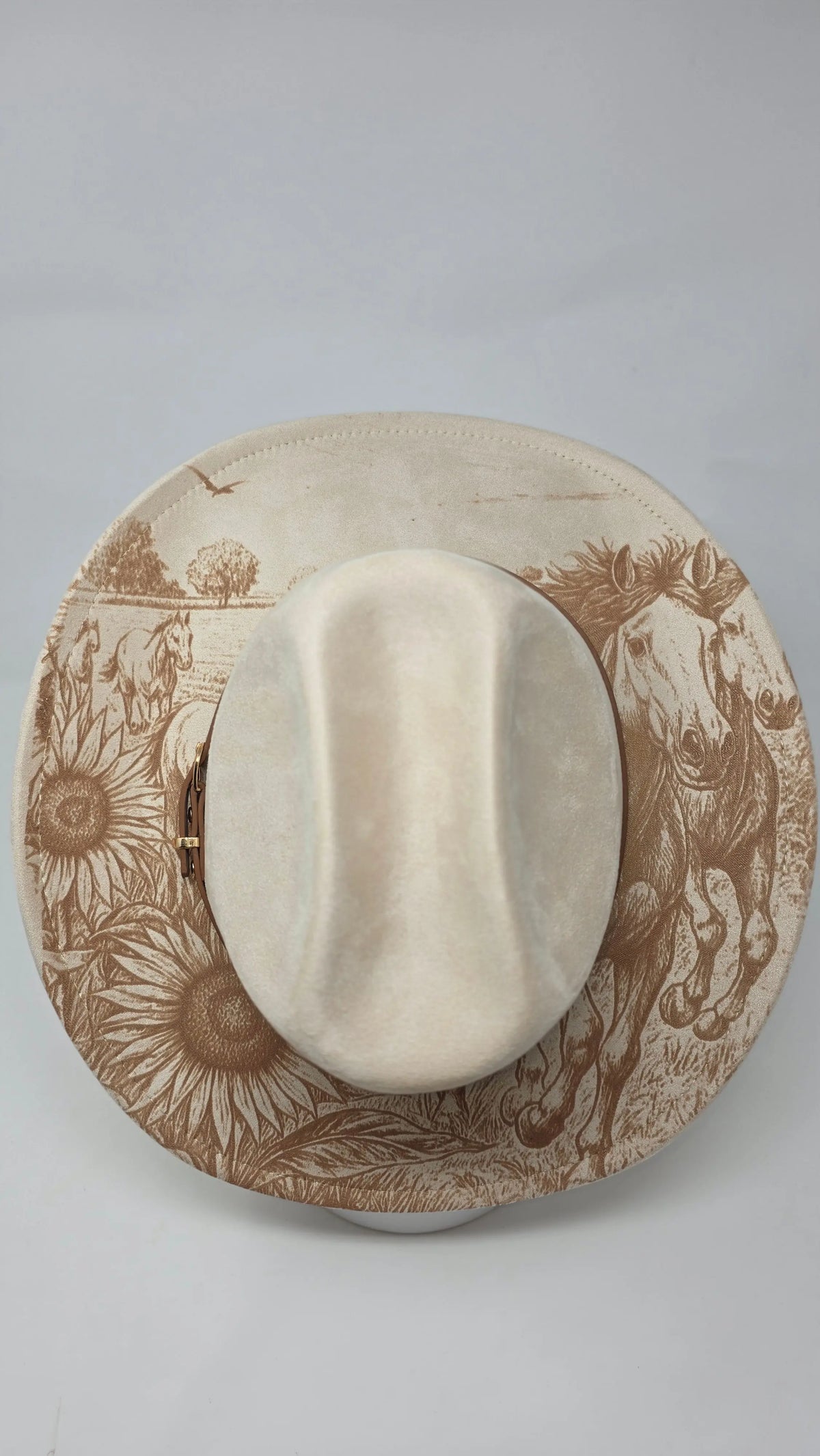 Cattleman hat engraved with sunflowers and wild horses, rustic charm with a modern edge (photo 11)