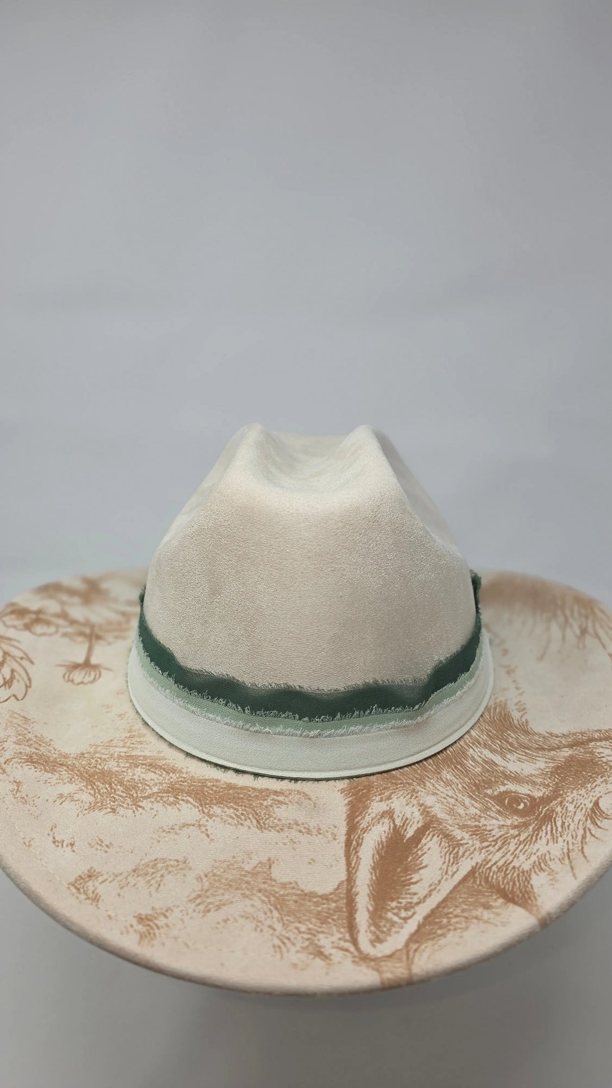 Cattleman hat with a woodland fox illustration wrapped around the brim (photo 4)