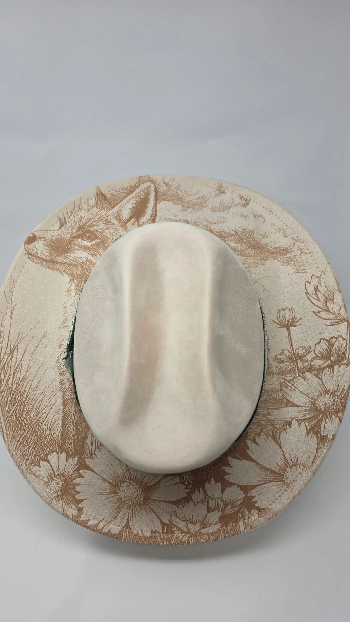 Cattleman hat with a woodland fox illustration wrapped around the brim (photo 7)